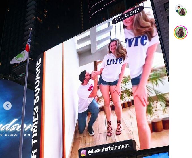 Coppia propaganda il poliamore a Times Square 1